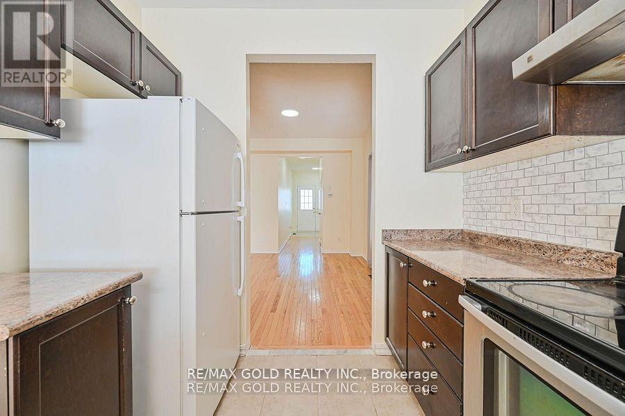 92 Cookview Drive, Brampton, Ontario  L6R 3V1 - Photo 4 - W12196570