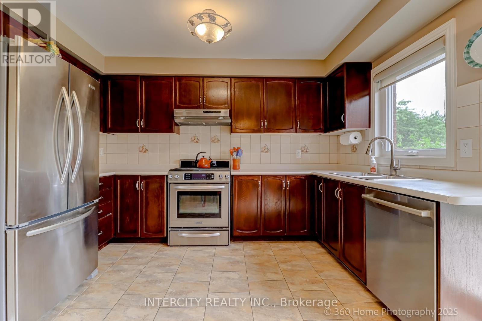 539 Langport Court, Mississauga (Hurontario), Ontario  L5R 3M5 - Photo 13 - W12196595