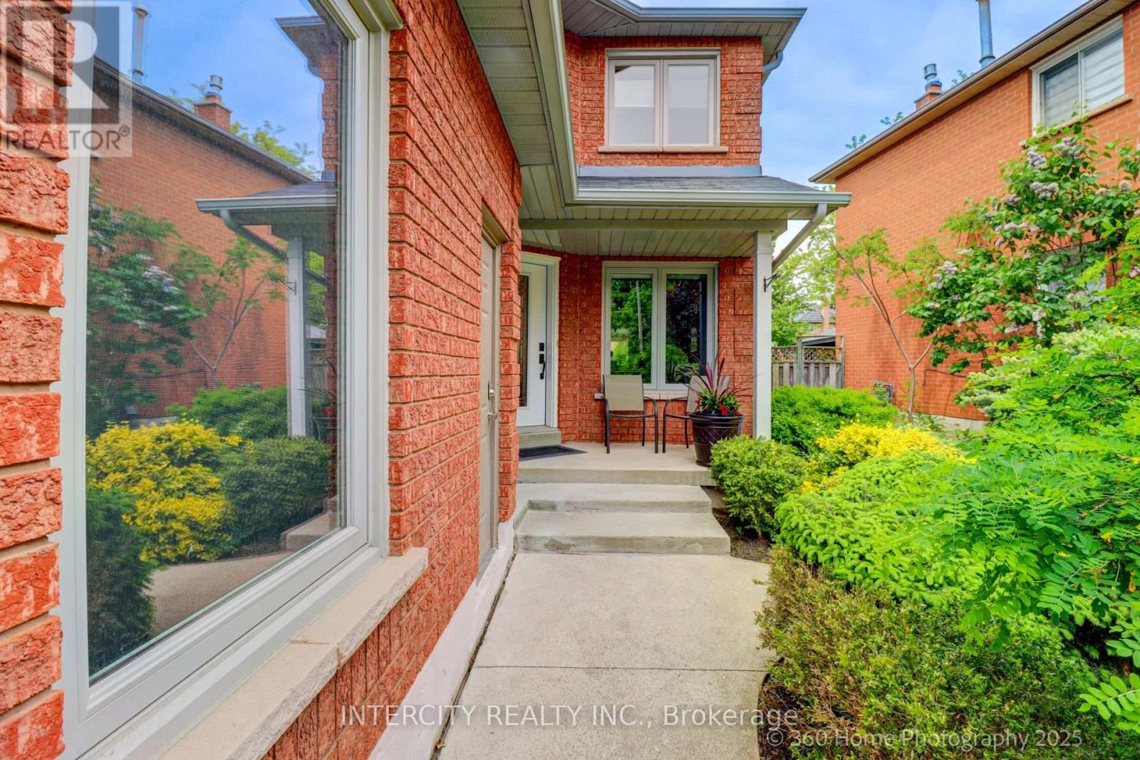 539 Langport Court, Mississauga, Ontario  L5R 3M5 - Photo 4 - W12196595