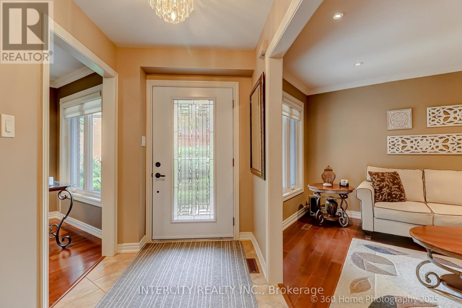 539 Langport Court, Mississauga, Ontario  L5R 3M5 - Photo 5 - W12196595
