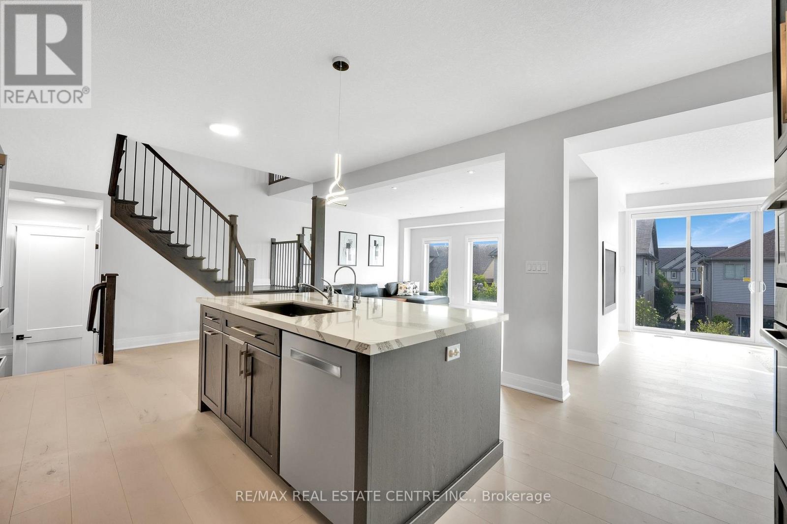 554 Bridgemill Crescent, Kitchener, Ontario  N2A 0K3 - Photo 16 - X12196601