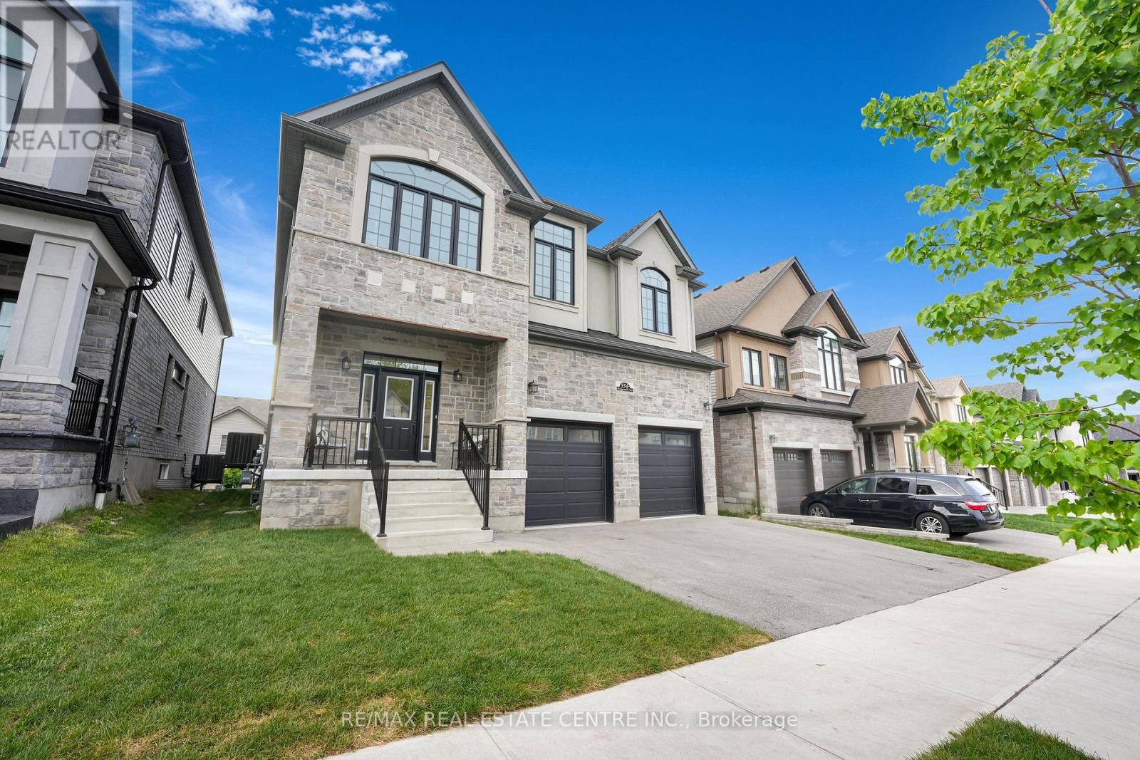 554 Bridgemill Crescent, Kitchener, Ontario  N2A 0K3 - Photo 2 - X12196601
