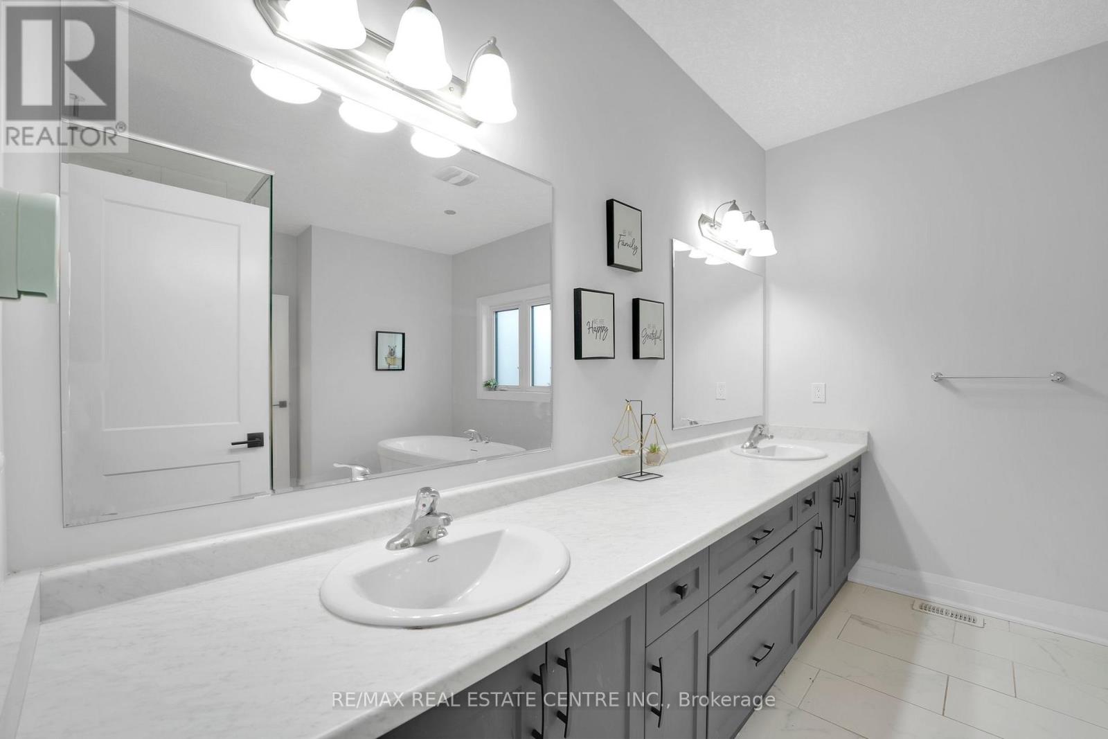 554 Bridgemill Crescent, Kitchener, Ontario  N2A 0K3 - Photo 24 - X12196601