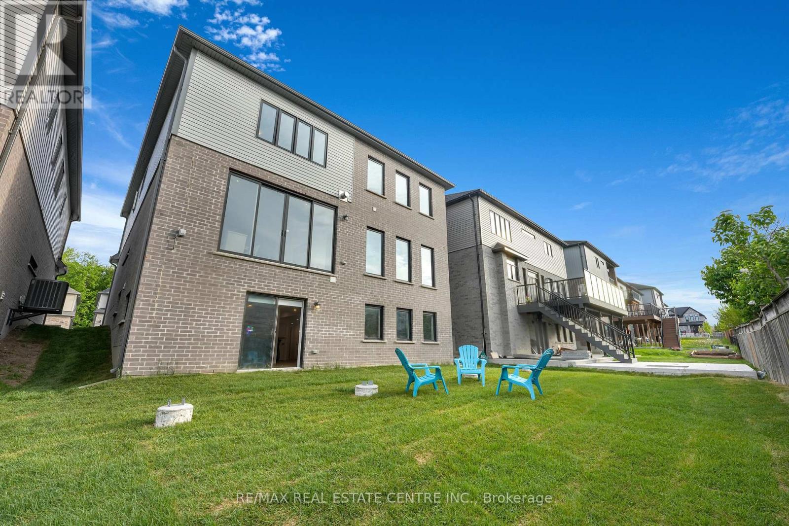 554 Bridgemill Crescent, Kitchener, Ontario  N2A 0K3 - Photo 44 - X12196601