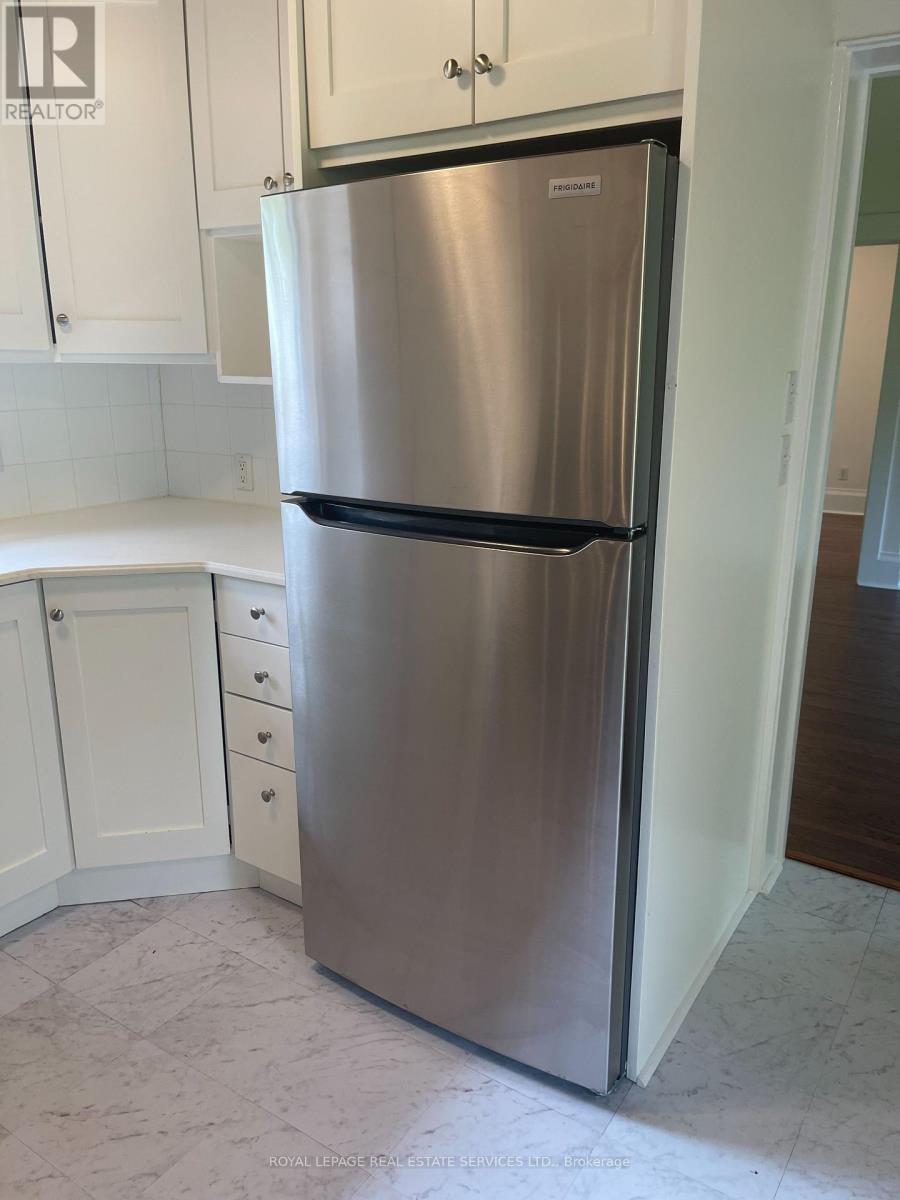 Upper - 239 Ellis Avenue, Toronto, Ontario  M6S 2X4 - Photo 6 - W12194613