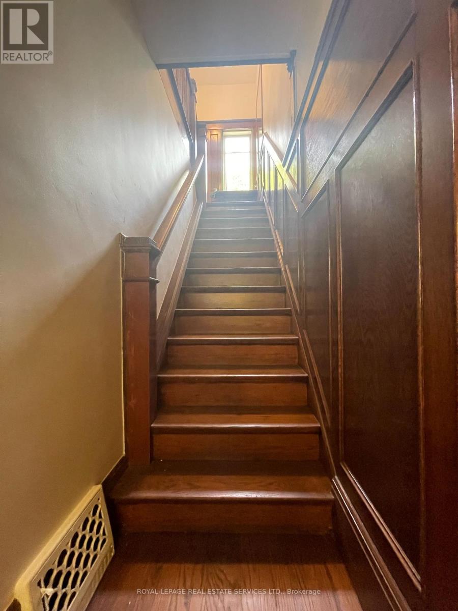 Upper - 239 Ellis Avenue, Toronto, Ontario  M6S 2X4 - Photo 17 - W12194613