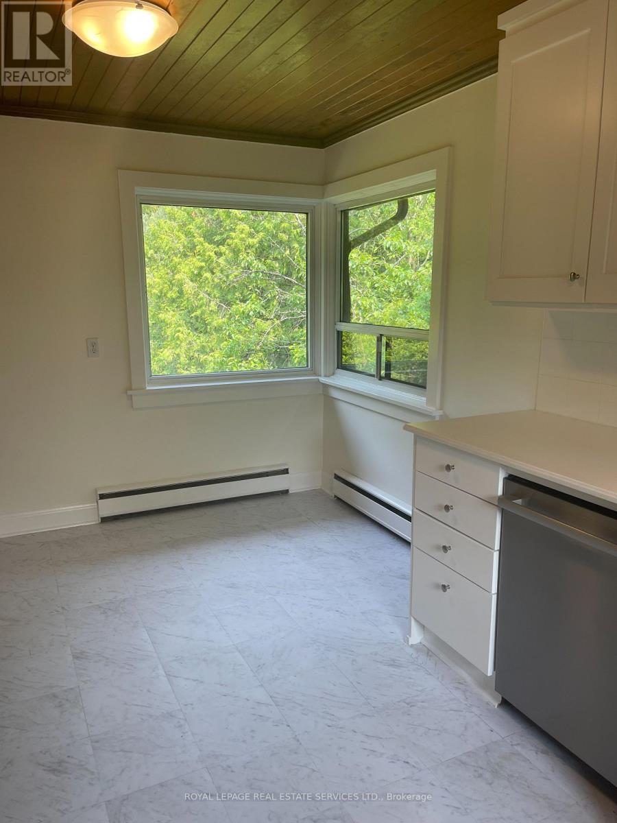 Upper - 239 Ellis Avenue, Toronto, Ontario  M6S 2X4 - Photo 7 - W12194613