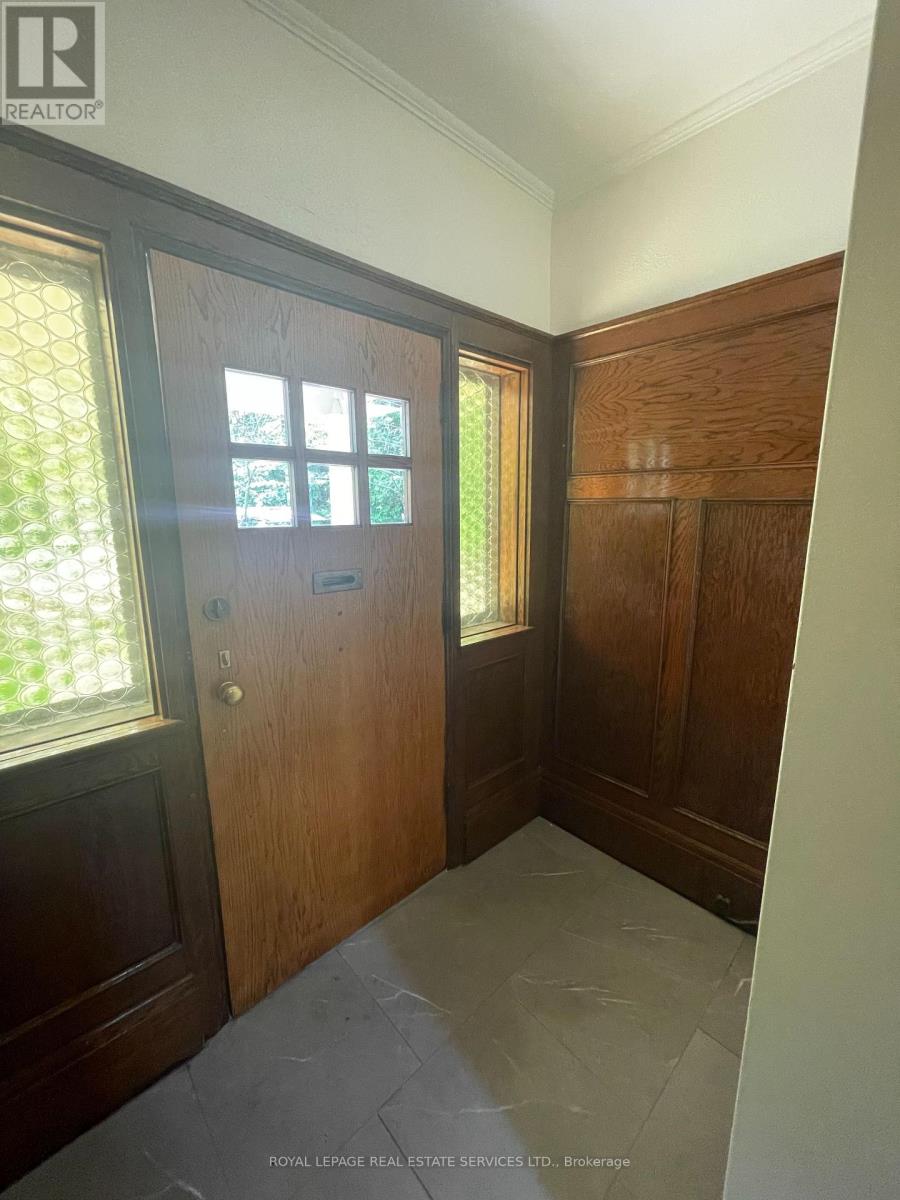 Upper - 239 Ellis Avenue, Toronto, Ontario  M6S 2X4 - Photo 18 - W12194613