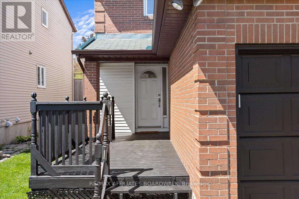 423 Viewmount Drive, Ottawa, Ontario  K2E 7P1 - Photo 4 - X12196494