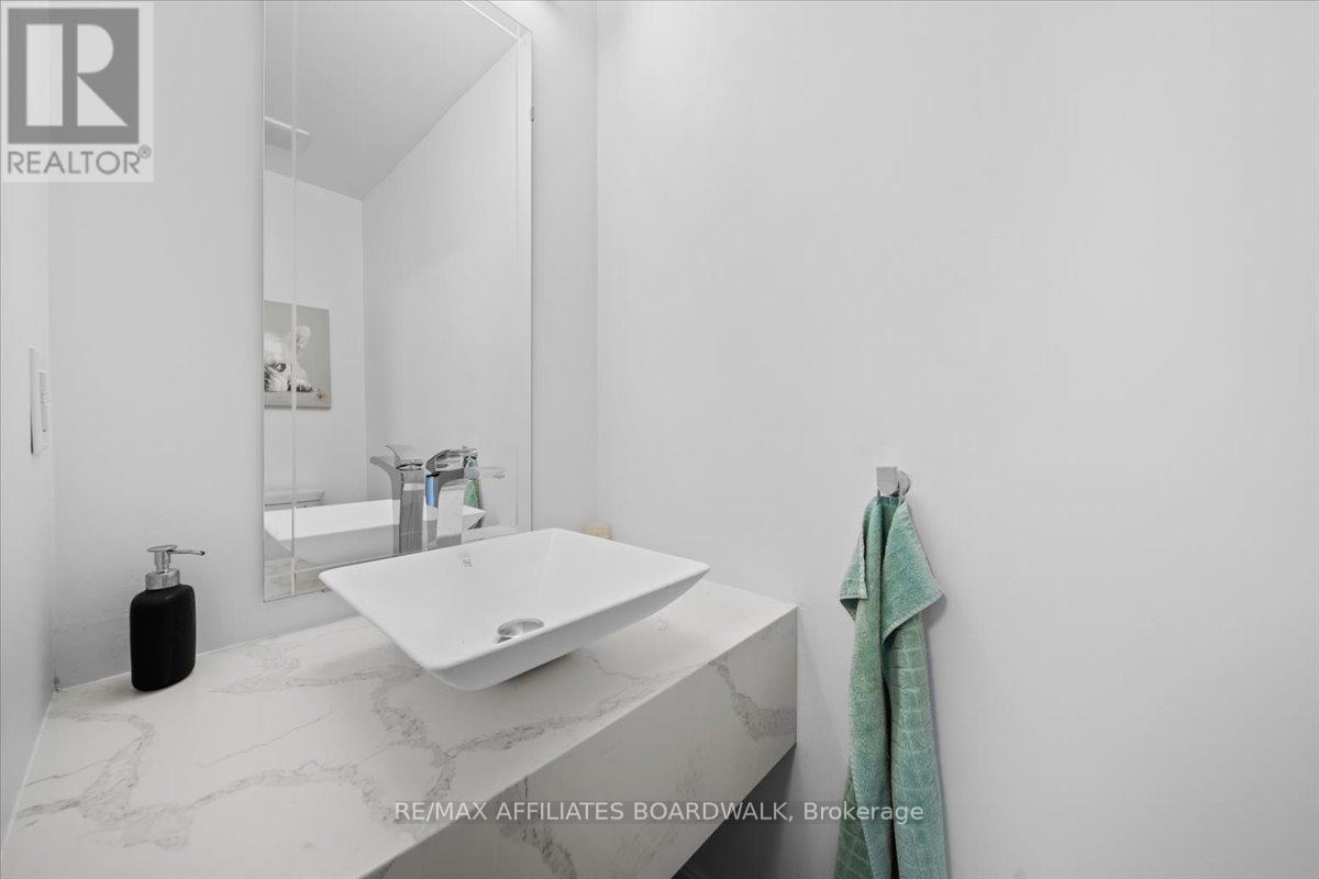 423 Viewmount Drive, Ottawa, Ontario  K2E 7P1 - Photo 9 - X12196494