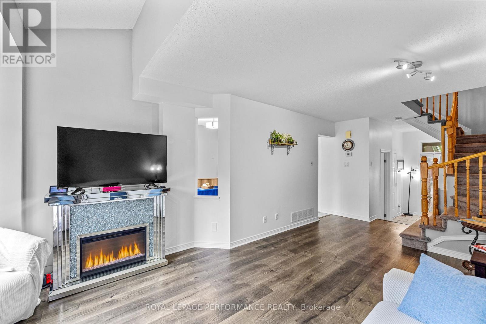 13 Milner Downs Crescent, Ottawa, Ontario  K2M 2S3 - Photo 5 - X12196685