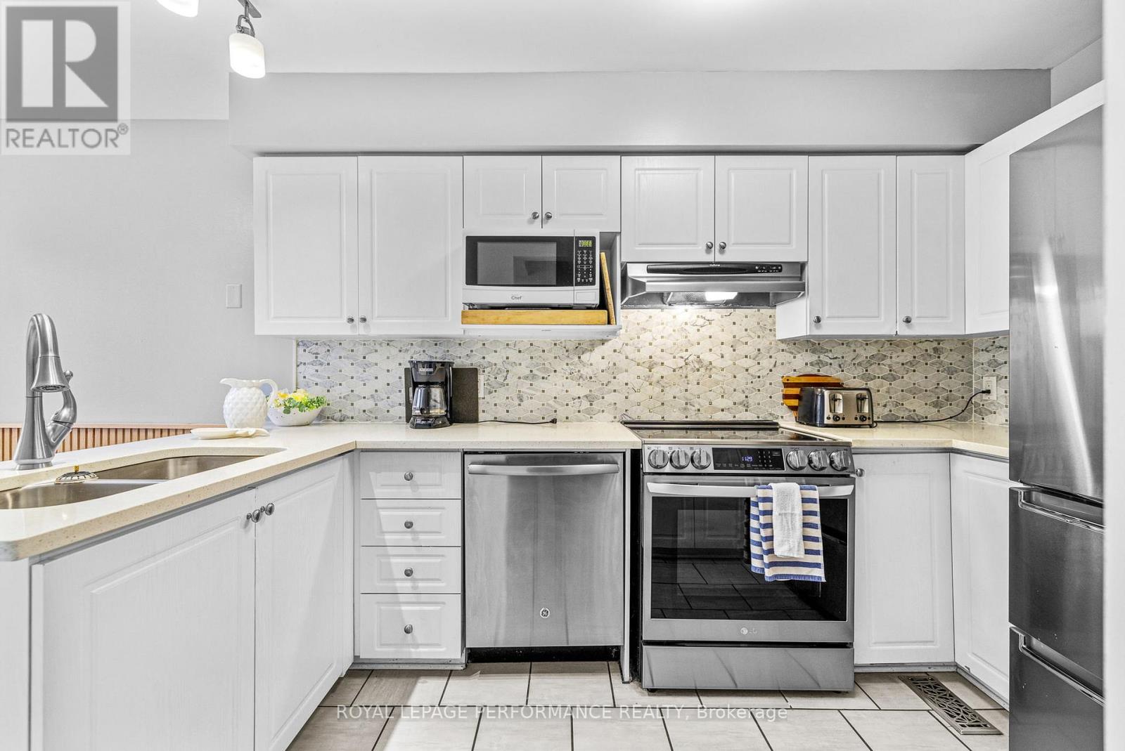 13 Milner Downs Crescent, Ottawa, Ontario  K2M 2S3 - Photo 8 - X12196685