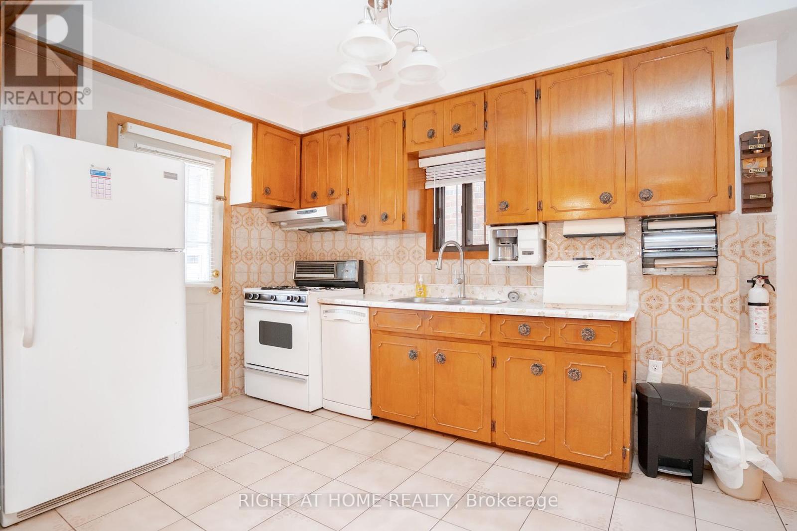 610 Lauder Avenue, Toronto, Ontario  M6E 3J7 - Photo 13 - C12196710