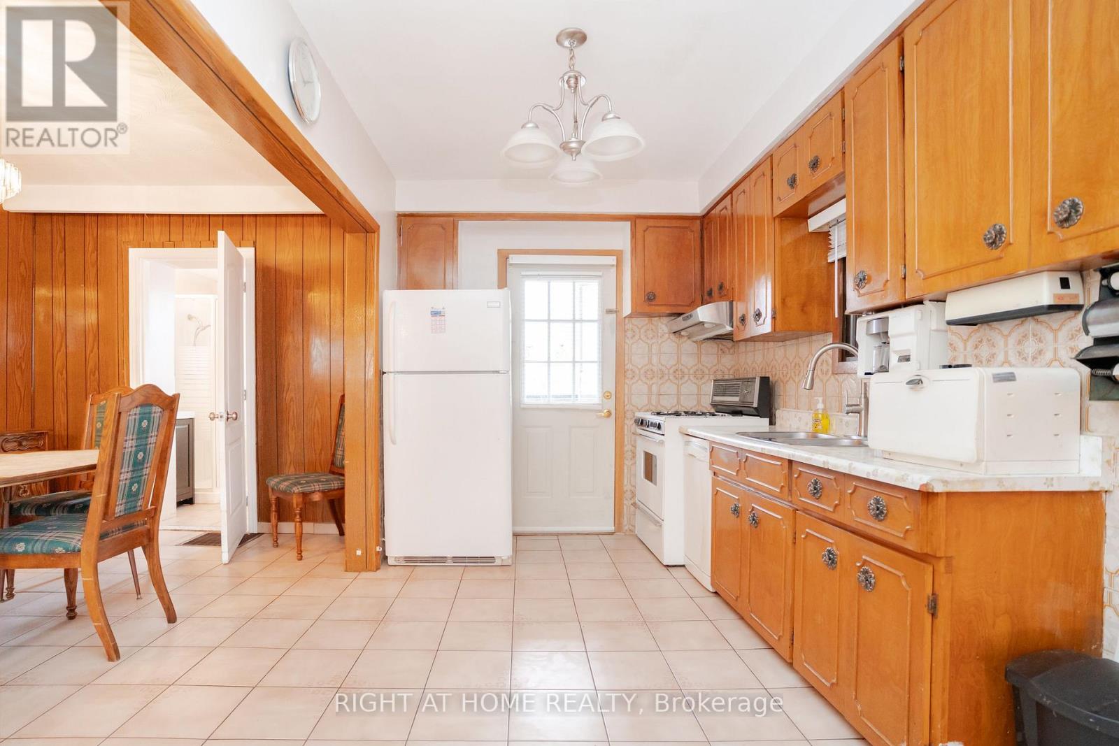 610 Lauder Avenue, Toronto, Ontario  M6E 3J7 - Photo 14 - C12196710