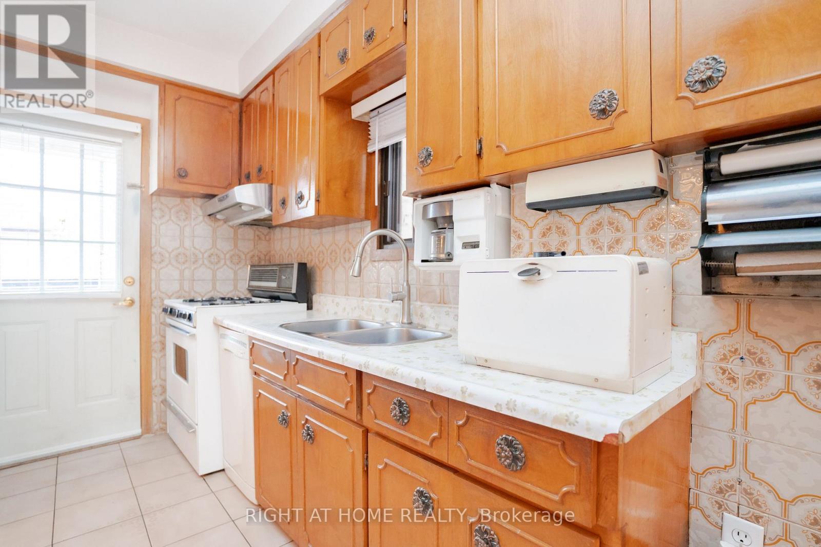610 Lauder Avenue, Toronto, Ontario  M6E 3J7 - Photo 15 - C12196710