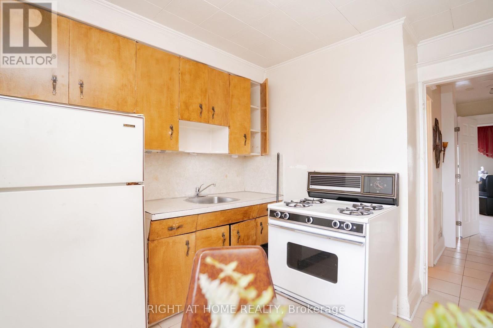 610 Lauder Avenue, Toronto, Ontario  M6E 3J7 - Photo 28 - C12196710