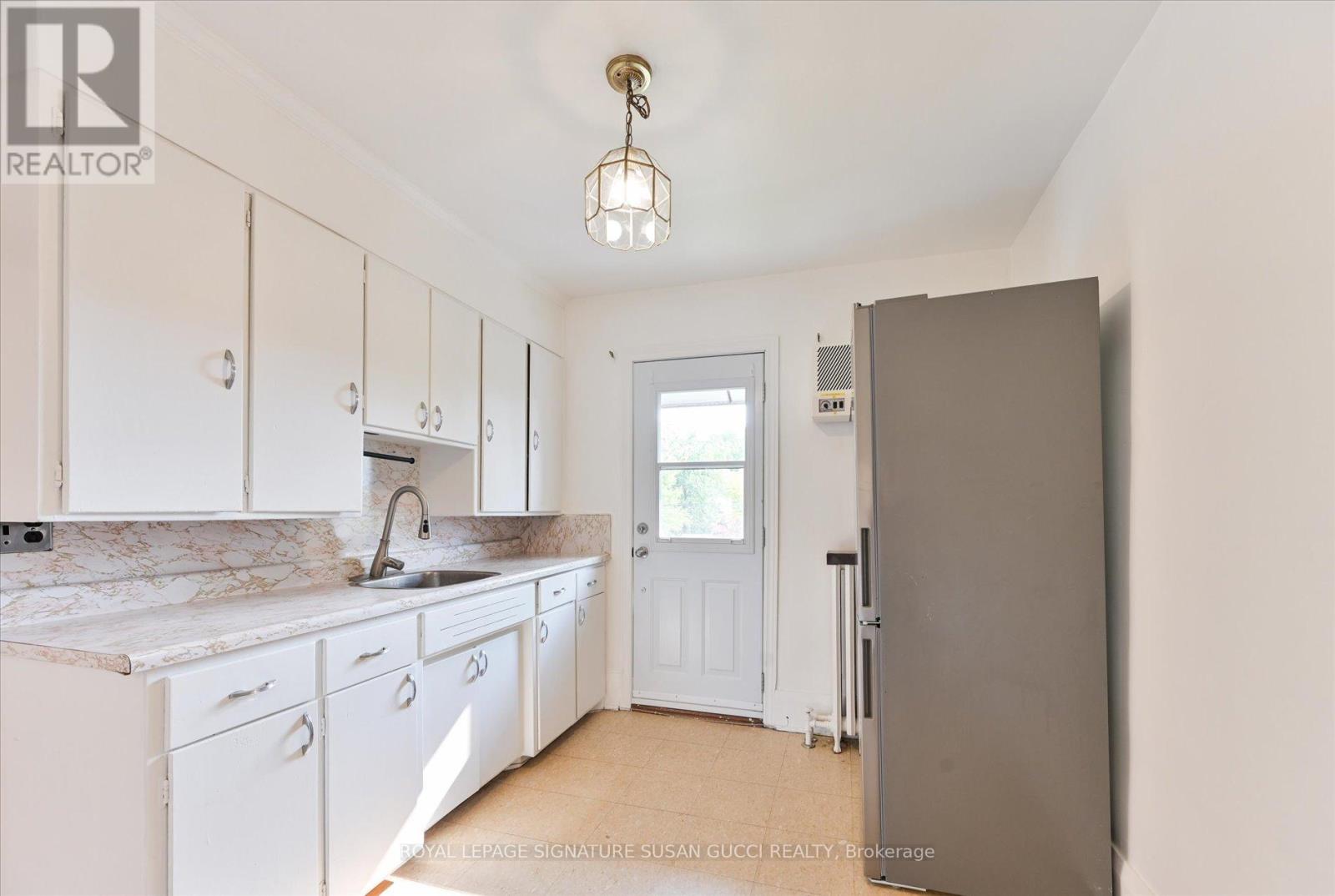790 Coxwell Avenue, Toronto, Ontario  M4C 3E2 - Photo 16 - E12196692