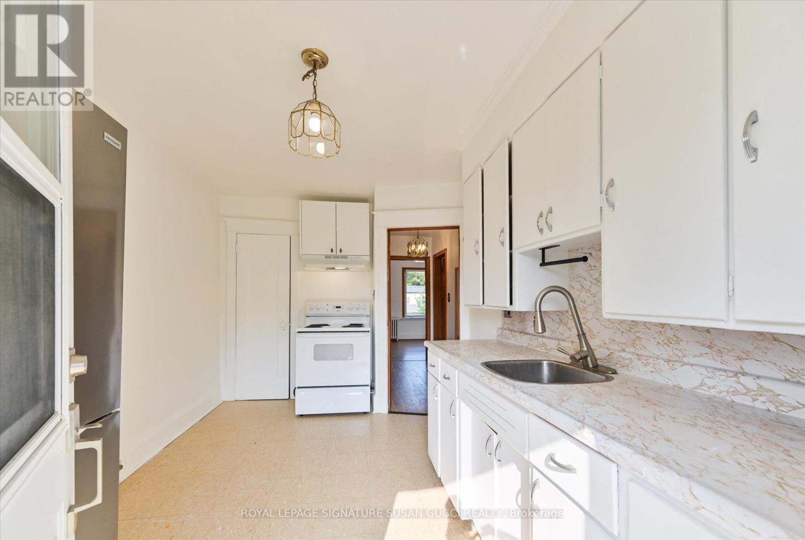 790 Coxwell Avenue, Toronto, Ontario  M4C 3E2 - Photo 17 - E12196692