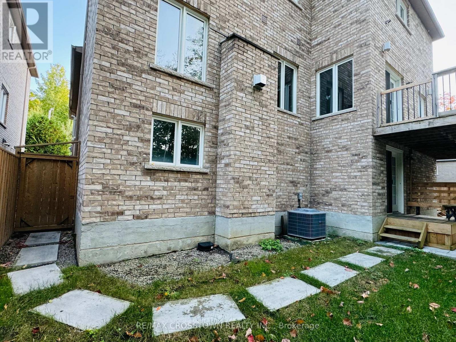 33 Camelot Square, Barrie (Innis-Shore), Ontario  L4M 0C3 - Photo 2 - S12196700