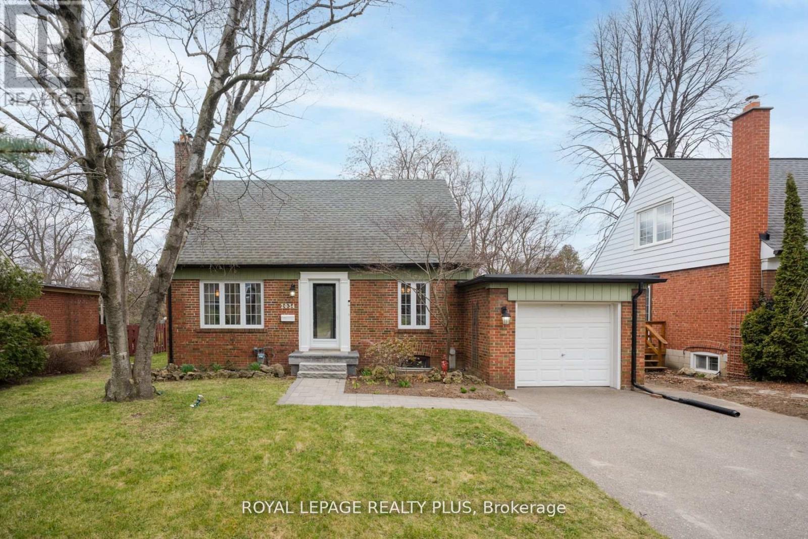 2034 Harvest Drive, Mississauga, Ontario  L4Y 1T6 - Photo 2 - W12196619