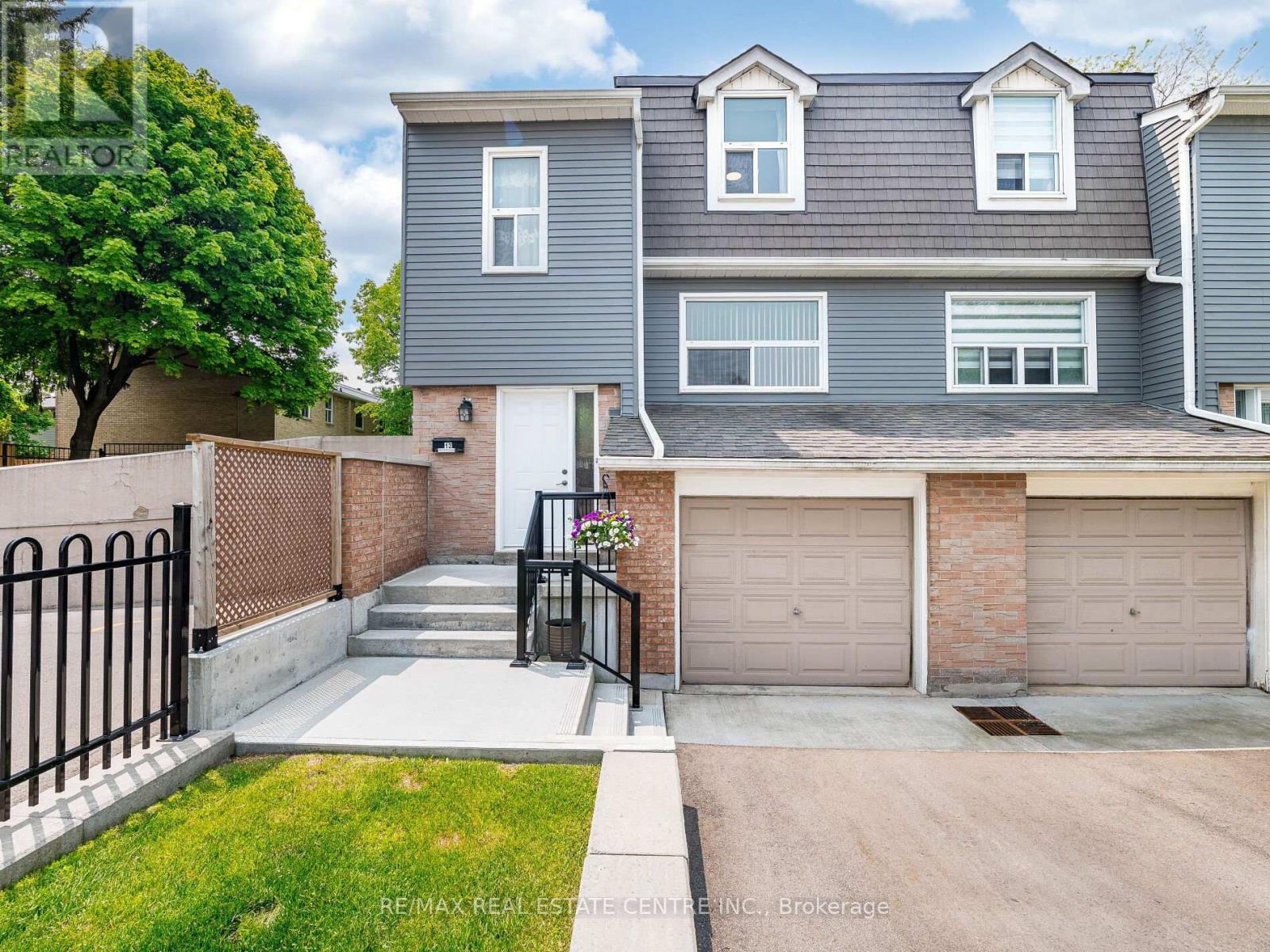 #12 - 1050 Shawnmarr Road, Mississauga (Port Credit), Ontario  L5H 3V1 - Photo 1 - W12196632