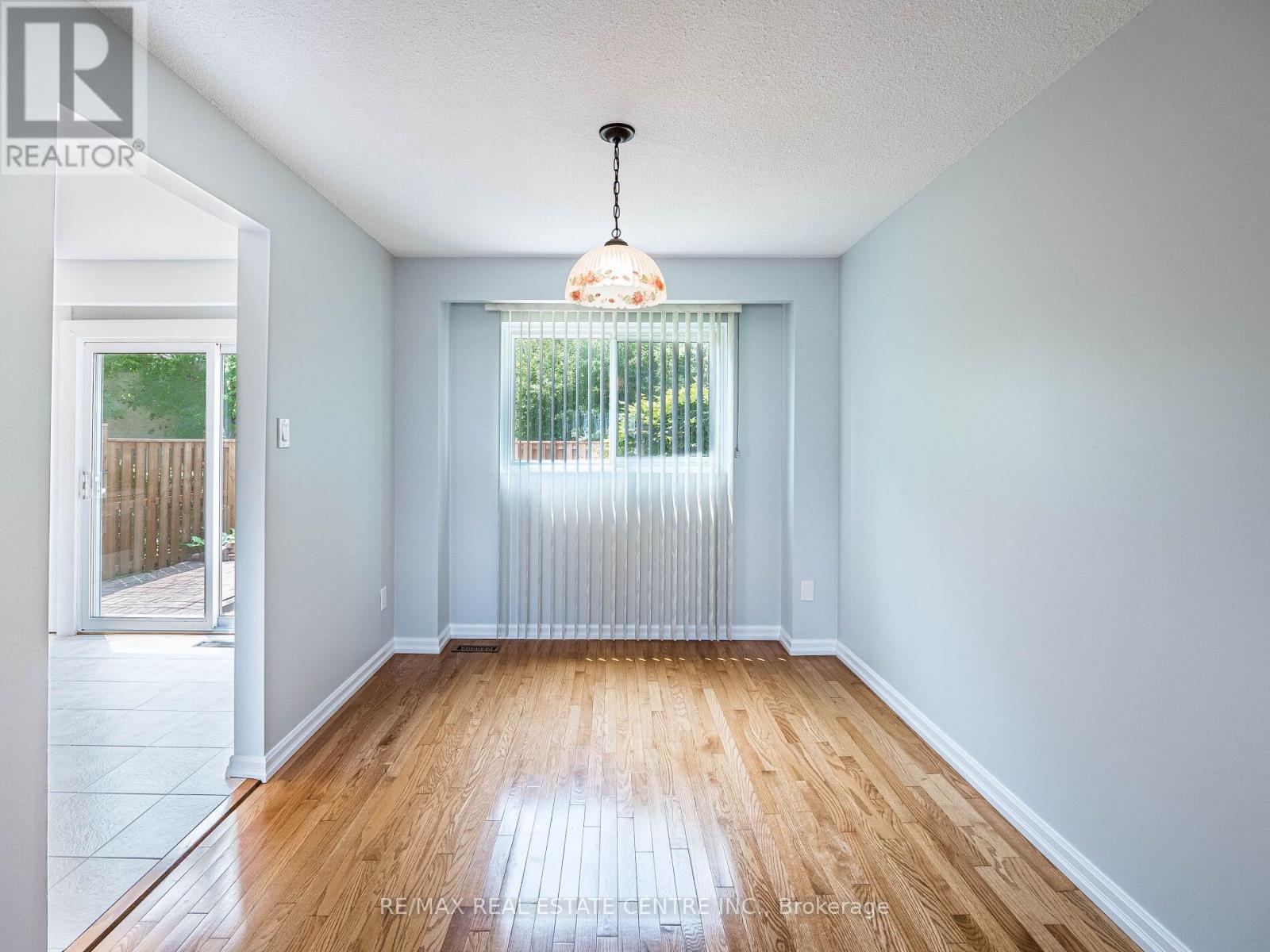 #12 - 1050 Shawnmarr Road, Mississauga (Port Credit), Ontario  L5H 3V1 - Photo 11 - W12196632