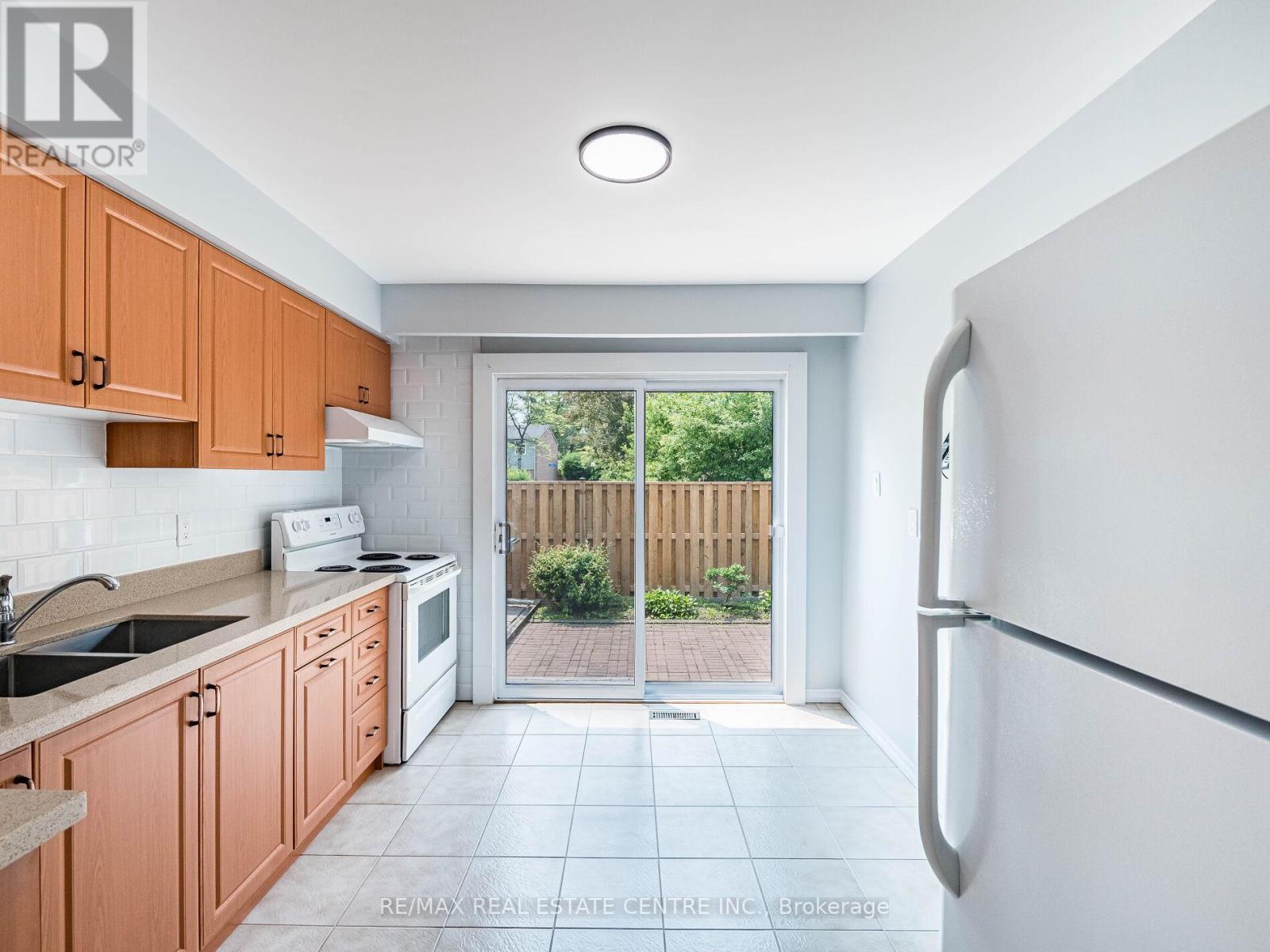 #12 - 1050 Shawnmarr Road, Mississauga (Port Credit), Ontario  L5H 3V1 - Photo 13 - W12196632