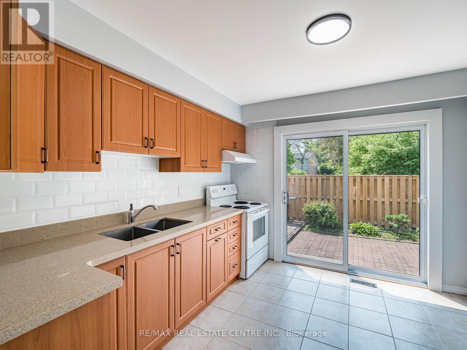 #12 - 1050 Shawnmarr Road, Mississauga (Port Credit), Ontario  L5H 3V1 - Photo 14 - W12196632