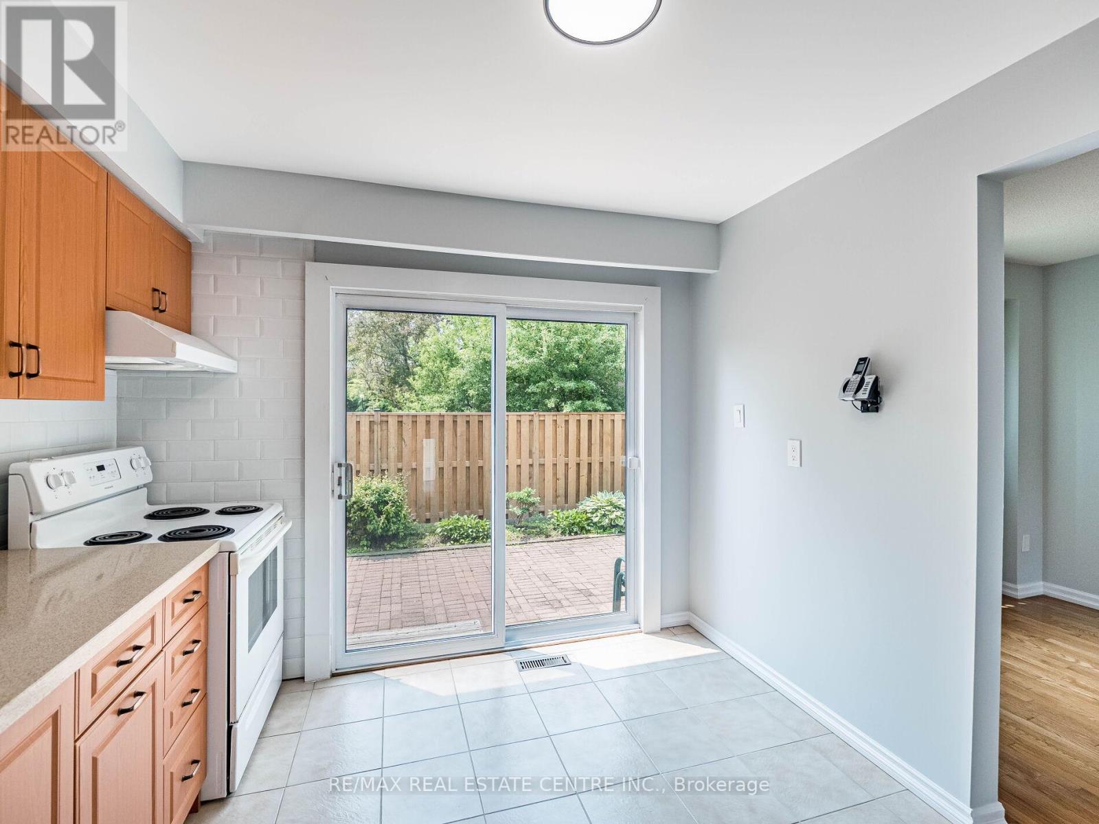 #12 - 1050 Shawnmarr Road, Mississauga (Port Credit), Ontario  L5H 3V1 - Photo 15 - W12196632