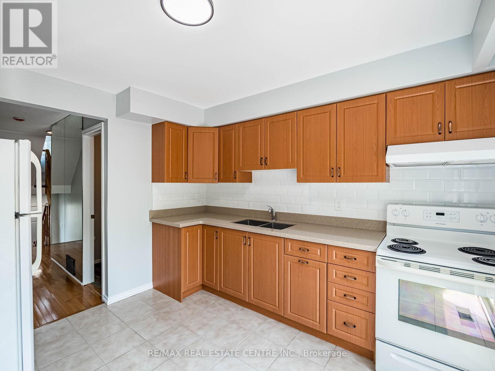 #12 - 1050 Shawnmarr Road, Mississauga (Port Credit), Ontario  L5H 3V1 - Photo 17 - W12196632