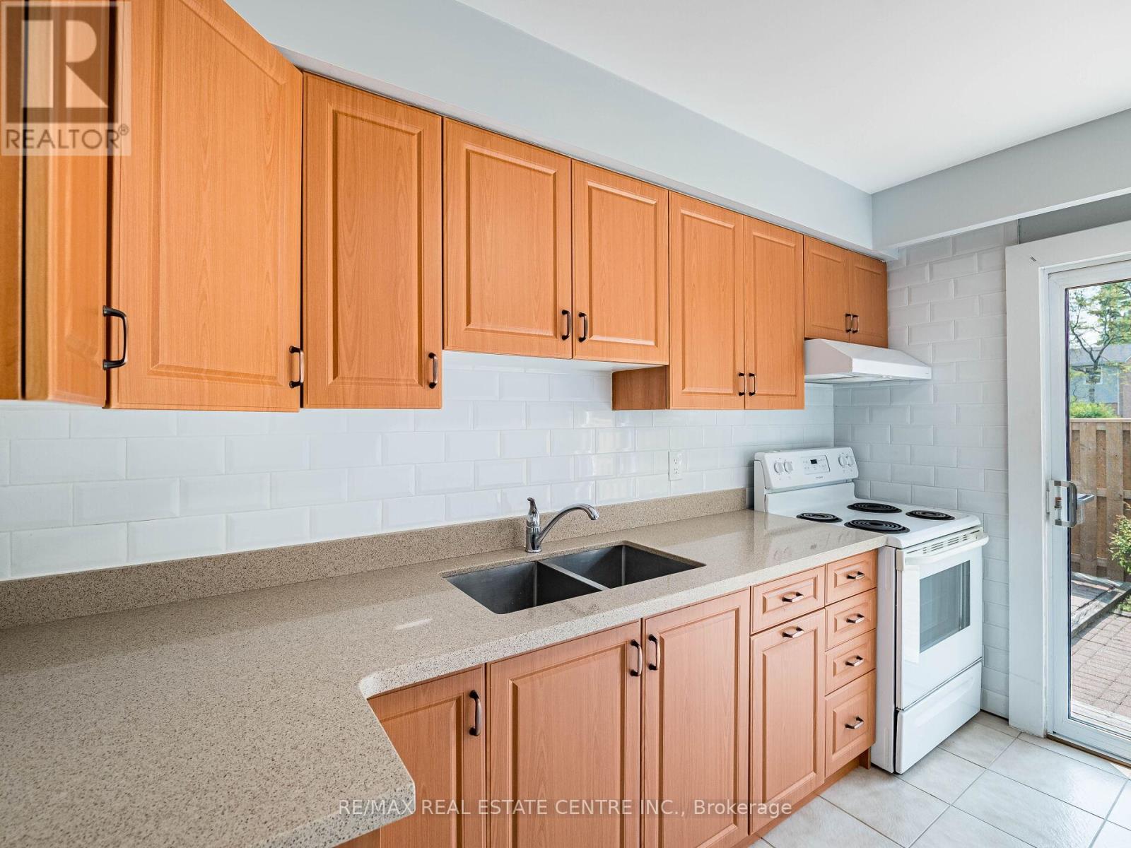 #12 - 1050 Shawnmarr Road, Mississauga (Port Credit), Ontario  L5H 3V1 - Photo 18 - W12196632