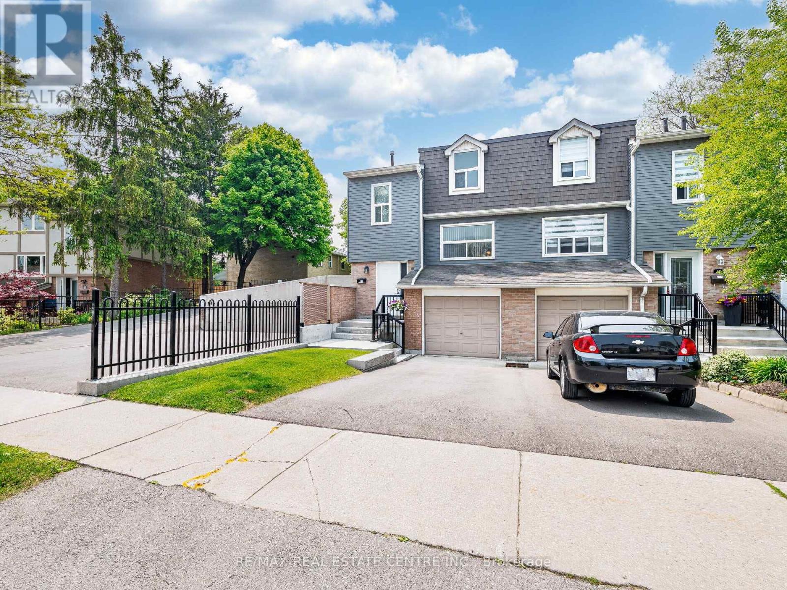 #12 - 1050 Shawnmarr Road, Mississauga (Port Credit), Ontario  L5H 3V1 - Photo 2 - W12196632