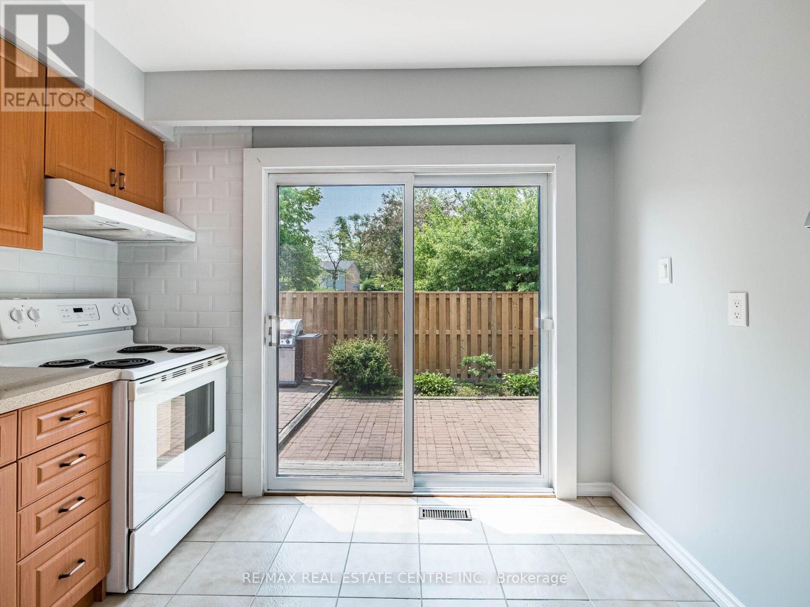 #12 - 1050 Shawnmarr Road, Mississauga (Port Credit), Ontario  L5H 3V1 - Photo 21 - W12196632