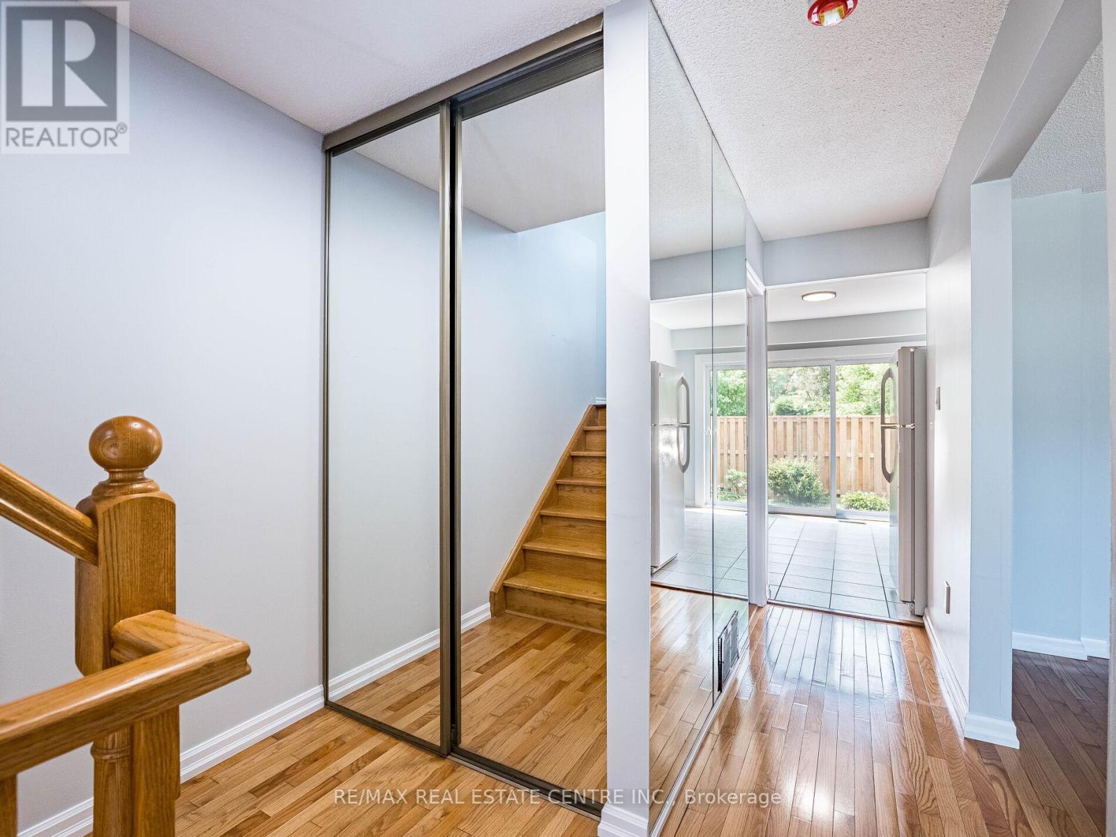 #12 - 1050 Shawnmarr Road, Mississauga, Ontario  L5H 3V1 - Photo 5 - W12196632