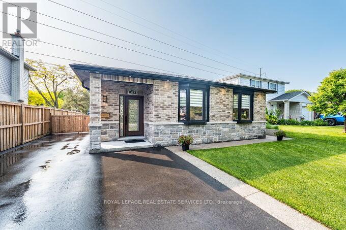 500 Chantenay Drive, Mississauga, Ontario  L5A 1G2 - Photo 2 - W12196739