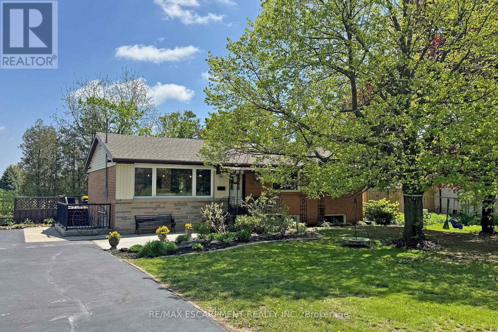 14 Algonquin Avenue, Hamilton (Greensville), Ontario  L9H 7L2 - Photo 3 - X12196624