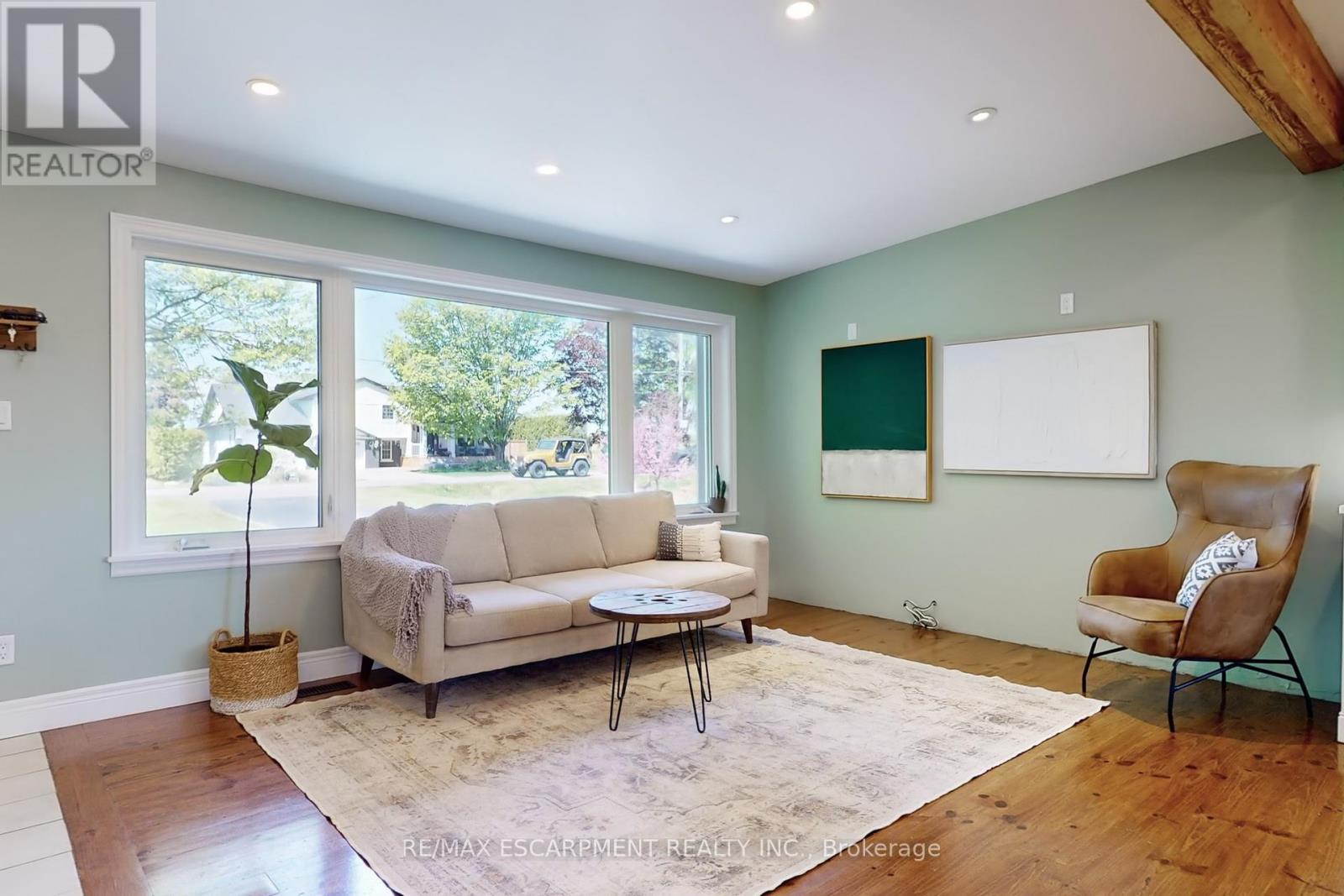 14 Algonquin Avenue, Hamilton (Greensville), Ontario  L9H 7L2 - Photo 6 - X12196624