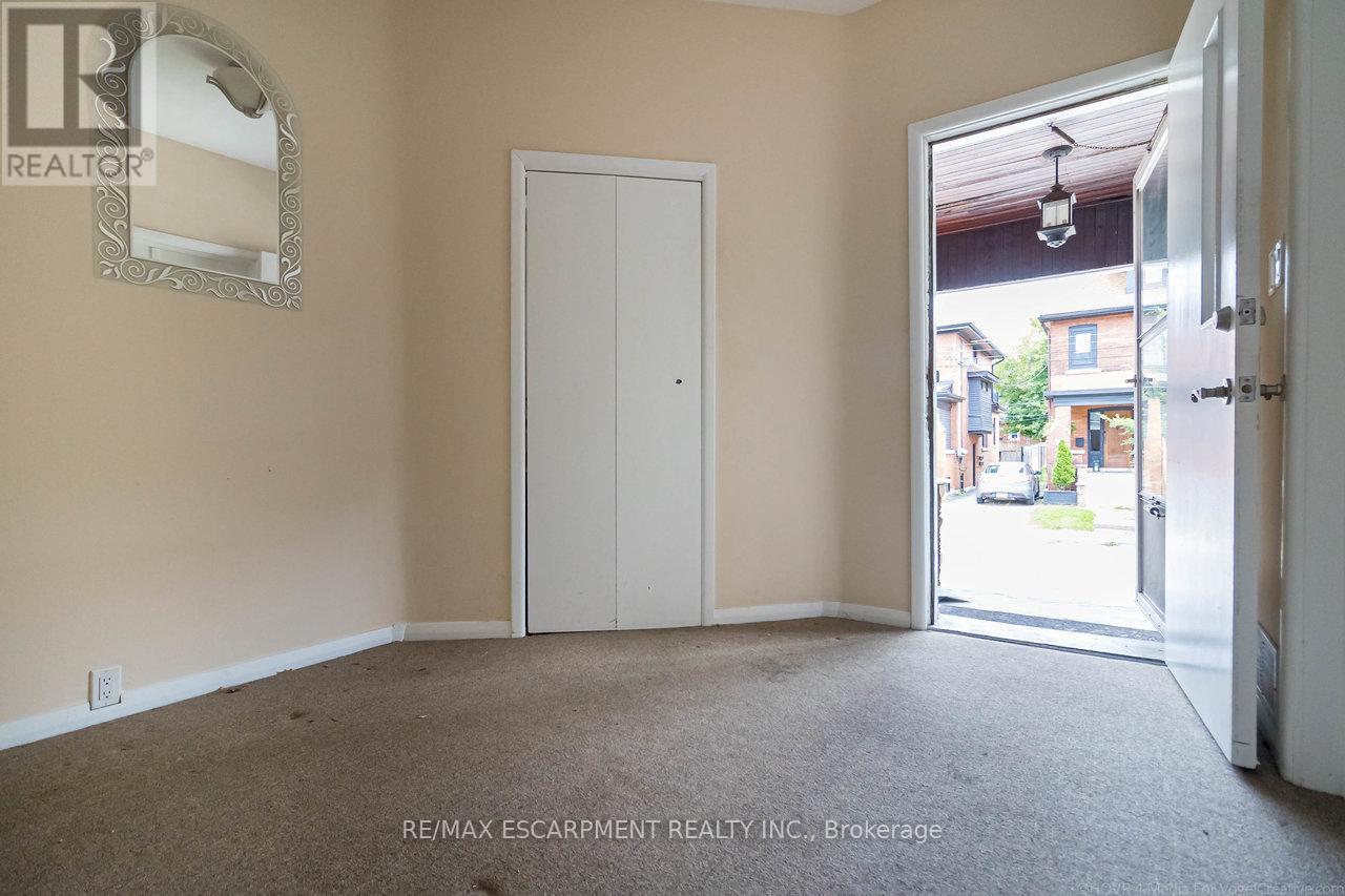 24 Carrick Avenue, Hamilton (Gibson), Ontario  L8M 2W1 - Photo 6 - X12196761