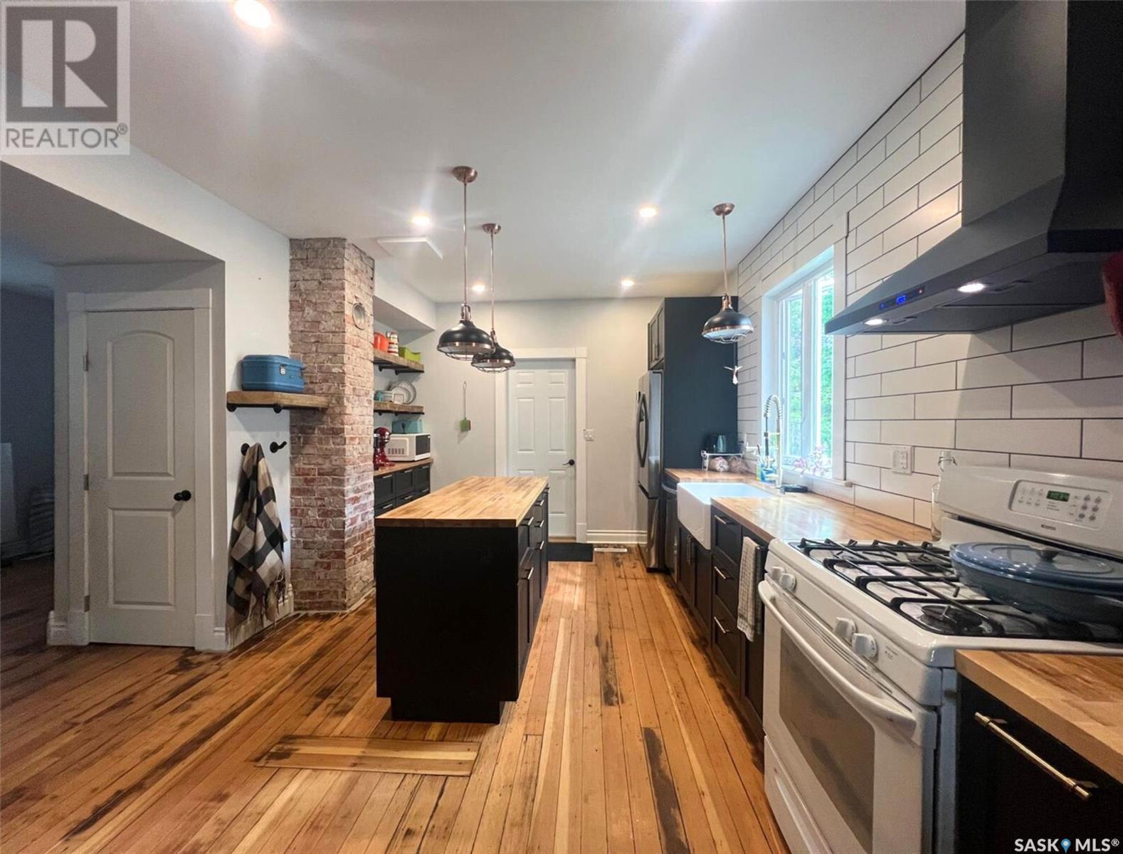Property at 133 Sidney STREET W image 3