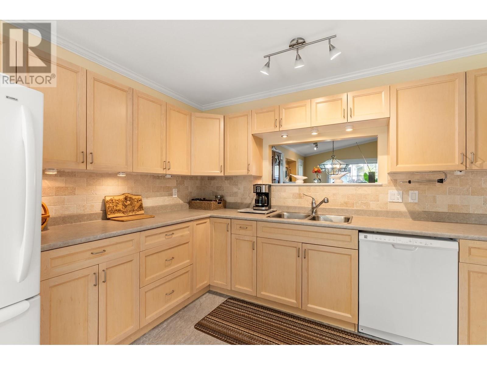 5722 Emily Way, Sechelt, British Columbia  V7Z 0N5 - Photo 14 - R3010676
