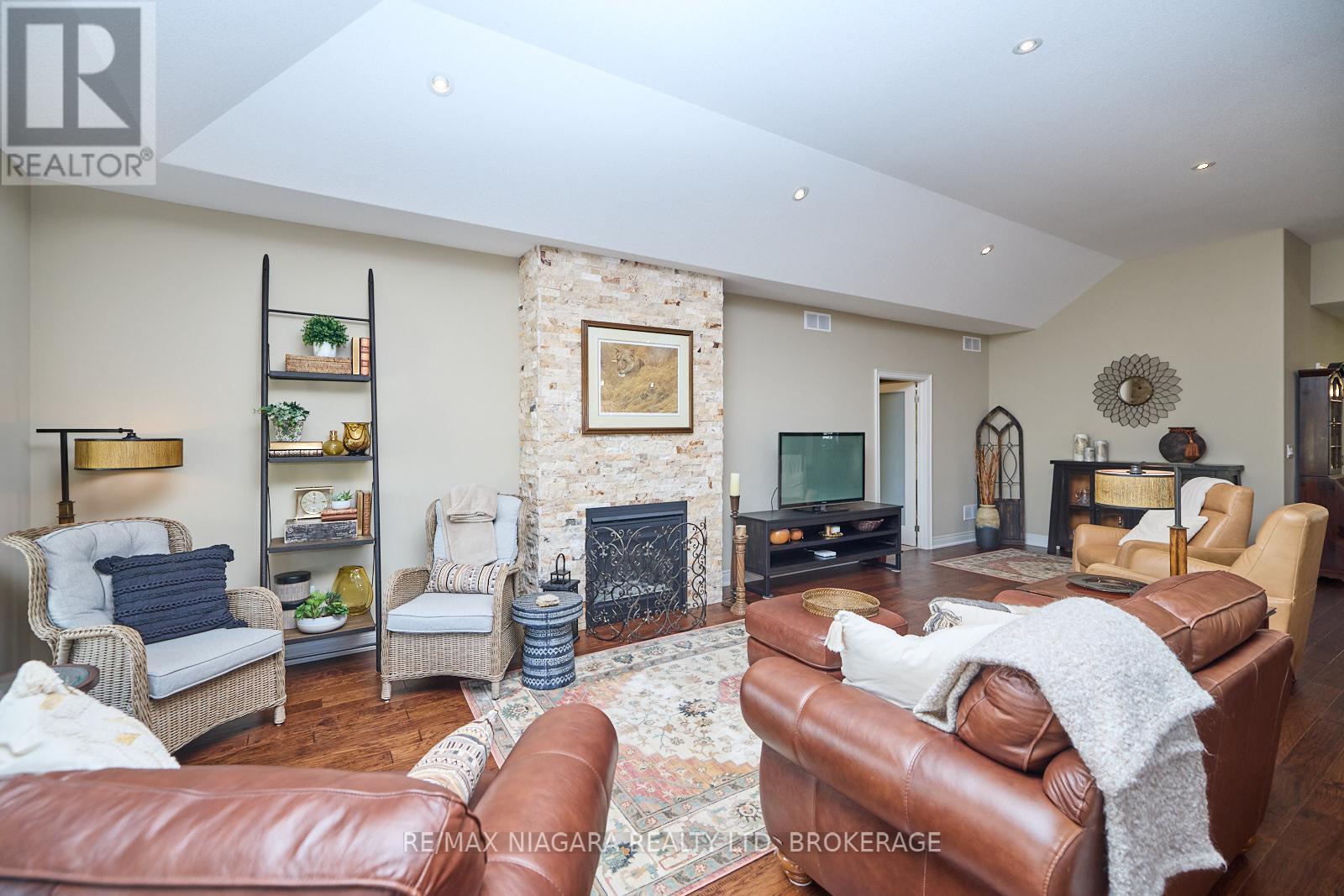 6 Derbyshire Drive, Fort Erie, Ontario  L0S 1N0 - Photo 12 - X12196765