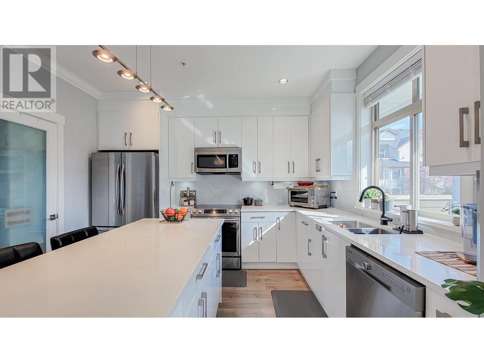 3 3126 Wellington Street, Port Coquitlam, British Columbia  V3B 3X4 - Photo 1 - R3011390