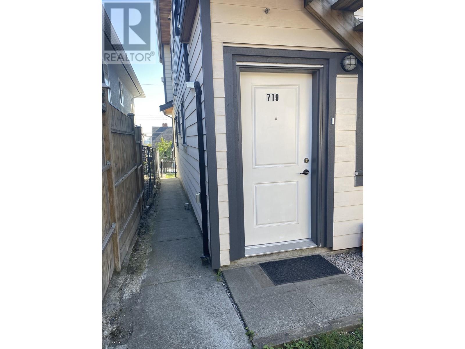 East 719 E 61st Avenue, Vancouver, British Columbia  V5X 2C1 - Photo 2 - R3011466