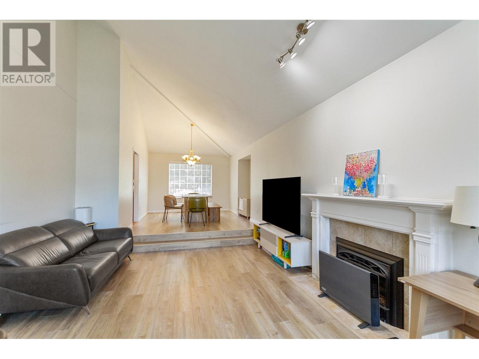800 Sprice Avenue, Coquitlam, British Columbia  V3J 2P1 - Photo 2 - R3010341