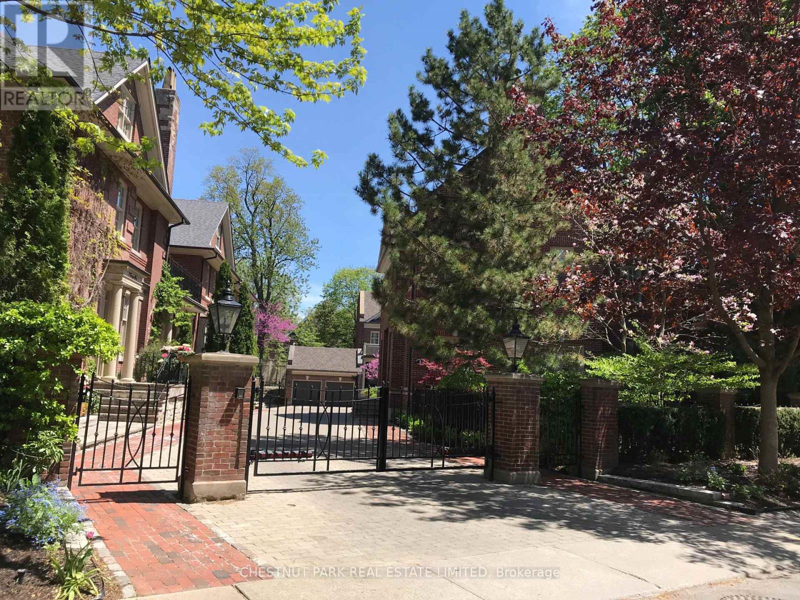 4 Corrigan Close, Toronto (Rosedale-Moore Park), Ontario  M4W 3V6 - Photo 3 - C12196796