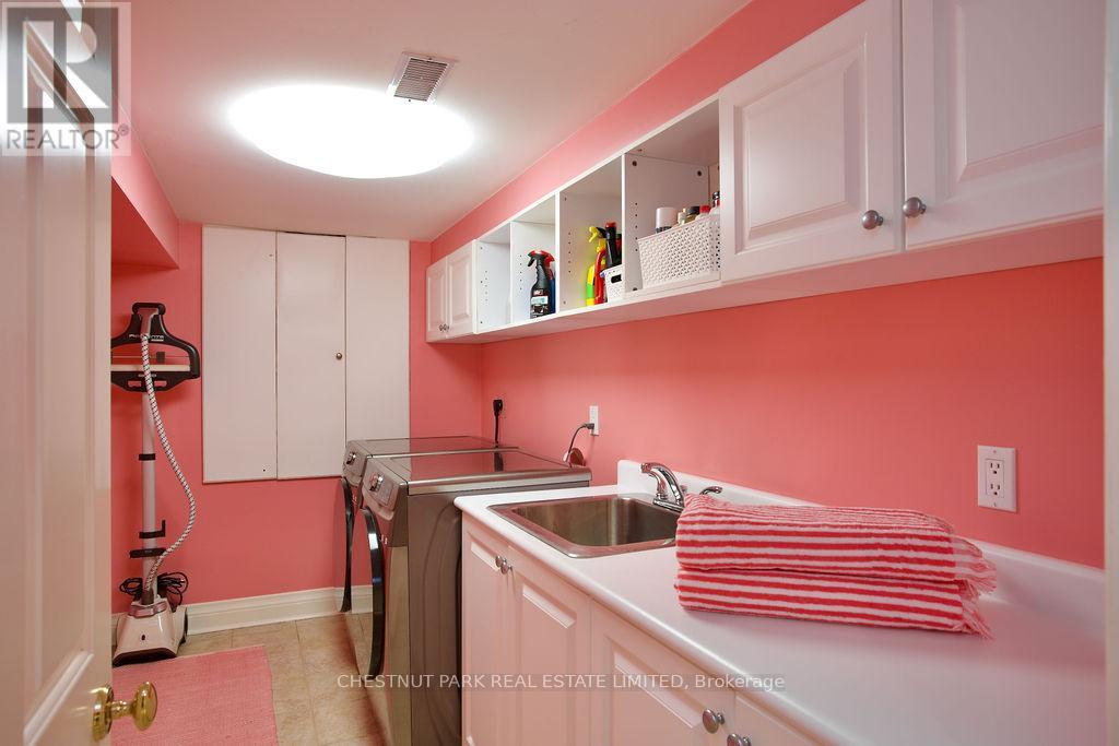 4 Corrigan Close, Toronto (Rosedale-Moore Park), Ontario  M4W 3V6 - Photo 34 - C12196796