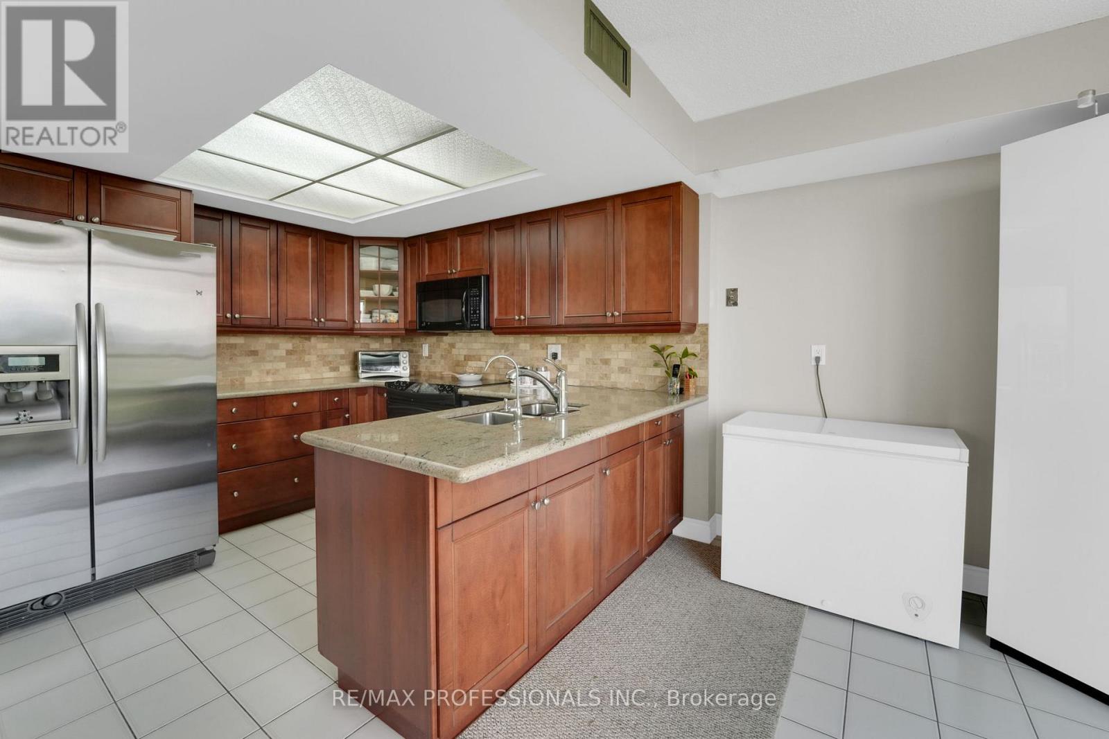 905 - 45 Kingsbridge Garden Circle, Mississauga, Ontario  L5R 3K4 - Photo 11 - W12196706