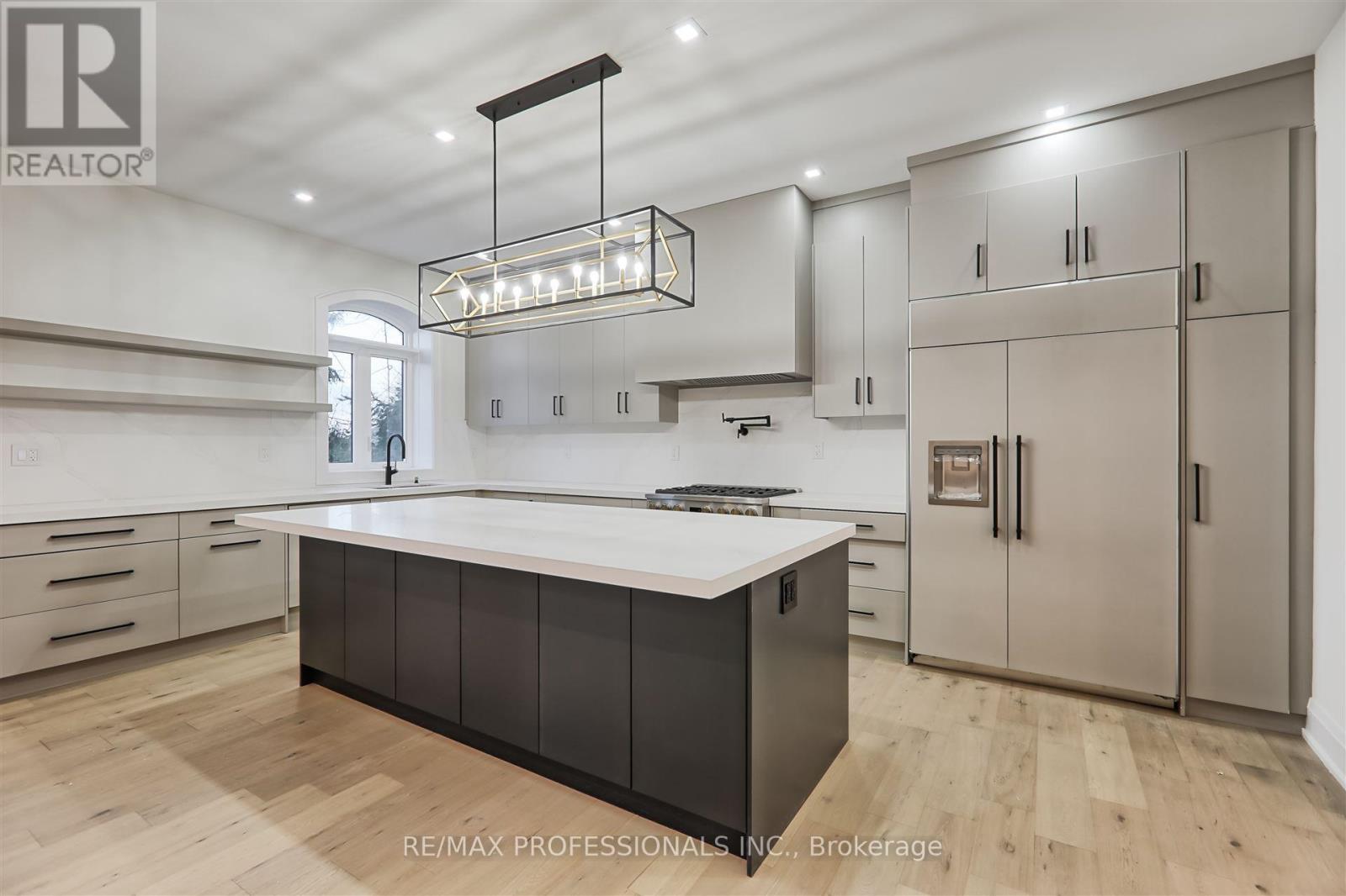 7 Farningham Crescent, Toronto, Ontario  M9B 3B4 - Photo 11 - W12196792