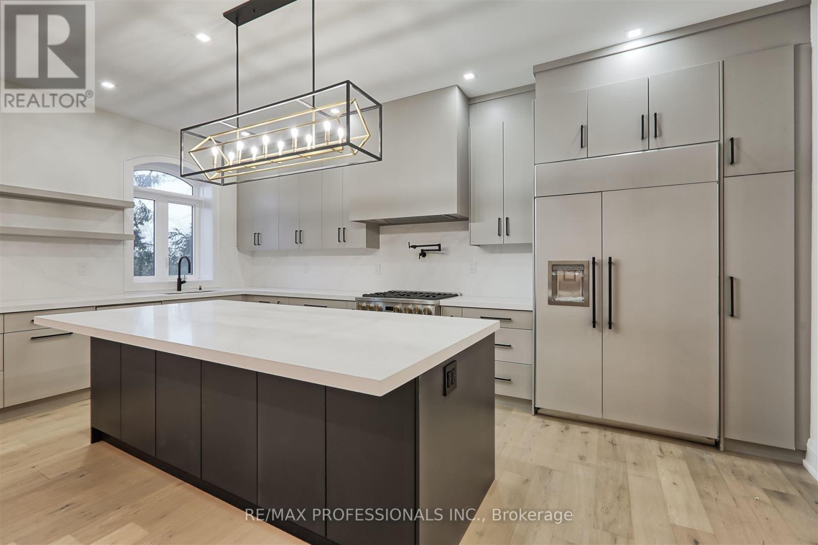 7 Farningham Crescent, Toronto, Ontario  M9B 3B4 - Photo 12 - W12196792