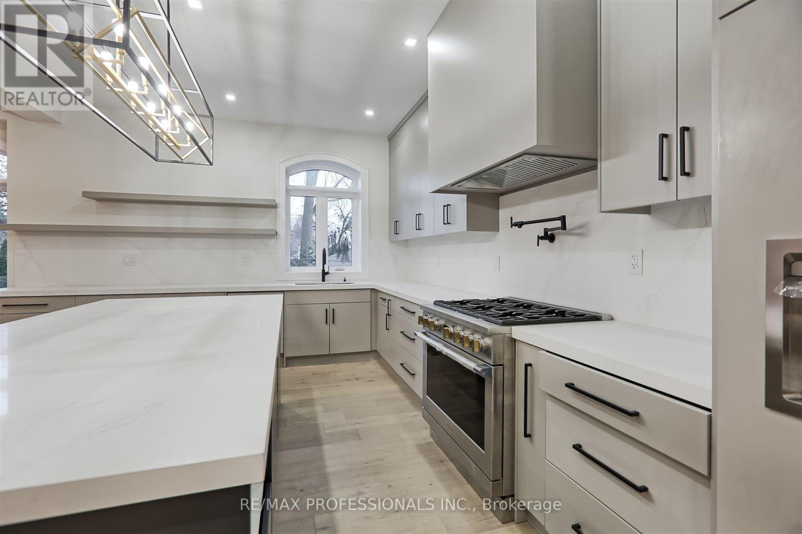 7 Farningham Crescent, Toronto, Ontario  M9B 3B4 - Photo 13 - W12196792